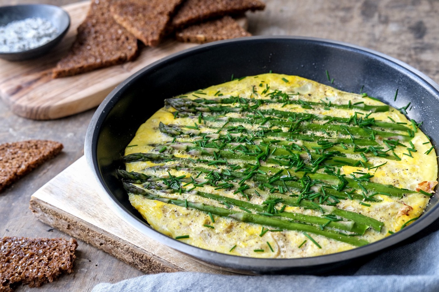 herb omelette with asparagus and salad