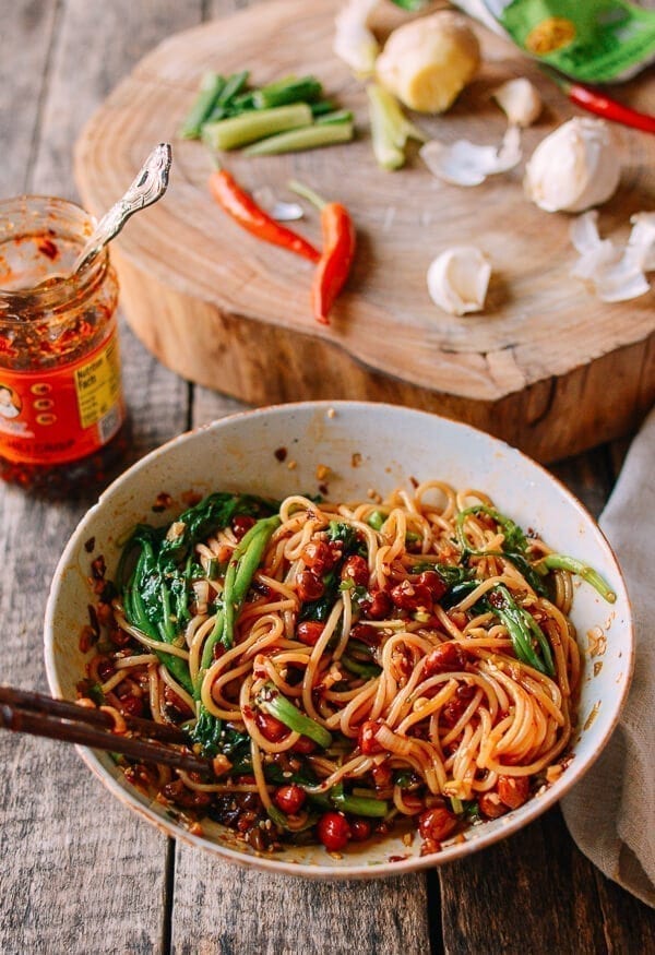 wide noodles with garlic and nuts